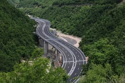 Automjetet me mbi 20 tonë të hënën ndalohen në autostrada për disa orë Automjetet me mbi 20 tonë të hënën ndalohen në autostrada për disa orë