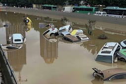 25 viktima pas përmbytjeve në një zonë turistike në Kinë 25 viktima pas përmbytjeve në një zonë turistike në Kinë