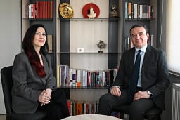 Adelina Tërshani i bashkohet LVV-së, Kurti: Përfaqëson një zë intelektual dhe kritik Adelina Tërshani i bashkohet LVV-së, Kurti: Përfaqëson një zë intelektual dhe kritik