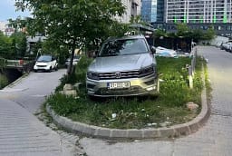 Parkoi veturën në zonë të gjelbëruar, komuna e ndëshkon me gjobë Parkoi veturën në zonë të gjelbëruar, komuna e ndëshkon me gjobë