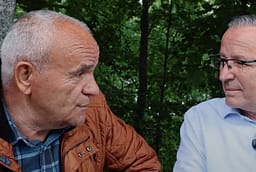 Hamza takon veteranin që humbi shtatë fëmijë në luftë: Përballë sakrificës së Isak Asllanit, përçarja dhe fyerja e luftëtarëve të lirisë është turp (Video) Hamza takon veteranin që humbi shtatë fëmijë në luftë: Përballë sakrificës së Isak Asllanit, përçarja dhe fyerja e luftëtarëve të lirisë është turp (Video)