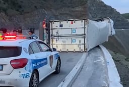 Aksident në Rrugën e Kombit, kamioni humbë kontrollin Aksident në Rrugën e Kombit, kamioni humbë kontrollin