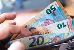 Ata që kursenin në euro humbën 22 miliardë lekë nga forcimi i lekut në 2025-n në Shqipëri Ata që kursenin në euro humbën 22 miliardë lekë nga forcimi i lekut në 2025-n në Shqipëri