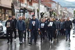 Në Vinicë u marshua për tragjedinë e Koçanit, prindërit e viktimave kërkuan drejtësi dhe përgjegjësi Në Vinicë u marshua për tragjedinë e Koçanit, prindërit e viktimave kërkuan drejtësi dhe përgjegjësi