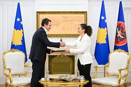 Kurti vs Osmani, vazhdon “beteja”, kryeministri heshtë përballë akuzave nga ish-presidentja Kurti vs Osmani, vazhdon “beteja”, kryeministri heshtë përballë akuzave nga ish-presidentja