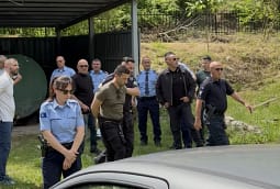 Tentuan ta shpalosnin flamurin e tyre, arrestohen gjashtë serbë afër Manastirit në Prizren Tentuan ta shpalosnin flamurin e tyre, arrestohen gjashtë serbë afër Manastirit në Prizren