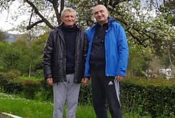 I jep sot lamtumirën e fundit babait: Ilir Meta lë qelinë e burgut, shoqërohet drejt Skraparit I jep sot lamtumirën e fundit babait: Ilir Meta lë qelinë e burgut, shoqërohet drejt Skraparit