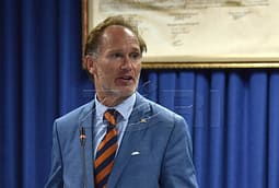 Ambasadori suedez kërkon kompromis, thotë se kriza politike po ndikon negativisht në Kosovë Ambasadori suedez kërkon kompromis, thotë se kriza politike po ndikon negativisht në Kosovë