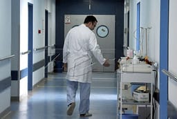 Reagimi me kohë i mjekëve në Viti, ia shpëton jetën 52-vjeçarit pas atakut kardiak Reagimi me kohë i mjekëve në Viti, ia shpëton jetën 52-vjeçarit pas atakut kardiak