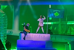 Katy Perry mbrëmë në Prishtinë improvizoi zbarkimin në Hënë me flamurin e Kosovës Katy Perry mbrëmë në Prishtinë improvizoi zbarkimin në Hënë me flamurin e Kosovës