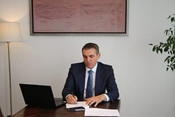 Kryeprokurori i Shtetit nënshkruan marrëveshje me Institutin e Bazelit për gjurmimin dhe rikthimin e pasurive të paligjshme të Kosovës Kryeprokurori i Shtetit nënshkruan marrëveshje me Institutin e Bazelit për gjurmimin dhe rikthimin e pasurive të paligjshme të Kosovës