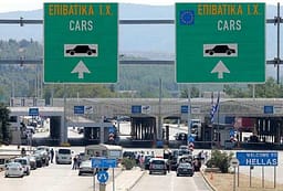 Greqia po shqyrton masa për të lehtësuar fluksin e pasagjerëve dhe automjeteve në pikat kufitare me Maqedoninë e Veriut Greqia po shqyrton masa për të lehtësuar fluksin e pasagjerëve dhe automjeteve në pikat kufitare me Maqedoninë e Veriut