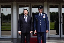 Baza Detare e Porto Romanos, ministri shqiptar i Mbrojtjes diskuton me Komandantin Suprem të NATO-s Baza Detare e Porto Romanos, ministri shqiptar i Mbrojtjes diskuton me Komandantin Suprem të NATO-s