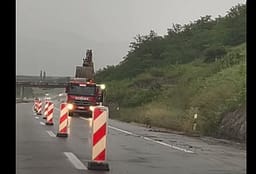 Burim Ramadani publikon pamje nga autostrada: Ka nisur heqja e dheut që ka rrëshqitur, por me 7 qershor duhet t’i largojme nga Qeveria Burim Ramadani publikon pamje nga autostrada: Ka nisur heqja e dheut që ka rrëshqitur, por me 7 qershor duhet t’i largojme nga Qeveria