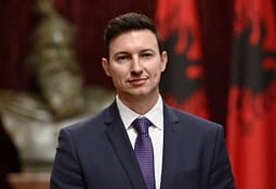 Protesta e studentëve në RMV, ambasadori Meidani mesazh me vargjet e Fishtës: Gjuhën t’uej kurr mos ta lini, mos ta lini sa t’jetë jeta Protesta e studentëve në RMV, ambasadori Meidani mesazh me vargjet e Fishtës: Gjuhën t’uej kurr mos ta lini, mos ta lini sa t’jetë jeta