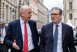 John Healey jep dorëheqje si sekretar i Mbrojtjes pas mosmarrëveshjeve me Starmer për shpenzimet ushtarake John Healey jep dorëheqje si sekretar i Mbrojtjes pas mosmarrëveshjeve me Starmer për shpenzimet ushtarake