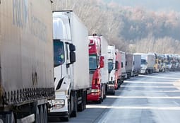 Temperaturat e larta, sot kufizohet qarkullimi për automjetet me mallra mbi 20 tonë Temperaturat e larta, sot kufizohet qarkullimi për automjetet me mallra mbi 20 tonë