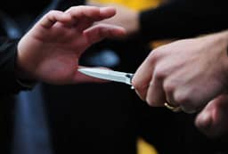 ‘‘Qiti krejt paret që i ki’’- Grabitje me thikë në Gjakovë, Prokuroria kërkon paraburgim për të dyshuarin ‘‘Qiti krejt paret që i ki’’- Grabitje me thikë në Gjakovë, Prokuroria kërkon paraburgim për të dyshuarin