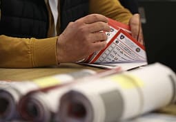 Votimi me postë nis të enjten, KQZ del me sqarim për votuesit që po pranojnë njoftime me sms dhe e-mail Votimi me postë nis të enjten, KQZ del me sqarim për votuesit që po pranojnë njoftime me sms dhe e-mail