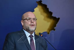 Hovenieri mesazh politikanëve: Lini anash dallimet për të mirën e Kosovës Hovenieri mesazh politikanëve: Lini anash dallimet për të mirën e Kosovës