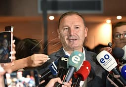 Zemaj: LVV-ja po e keqpërdor statusin e moshës së Deharit, asnjëri nga ne s’duhet ta lejojë anarkinë dhe kapjen e shtetit Zemaj: LVV-ja po e keqpërdor statusin e moshës së Deharit, asnjëri nga ne s’duhet ta lejojë anarkinë dhe kapjen e shtetit