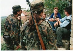 Lufta që vazhdon brenda tyre: Trauma e gazetarëve që raportuan nga zonat e luftës në Kosovë Lufta që vazhdon brenda tyre: Trauma e gazetarëve që raportuan nga zonat e luftës në Kosovë