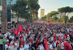 Sot dita e 37-të e protestës, qytetarët mblidhen sërish para Kryeministrisë Sot dita e 37-të e protestës, qytetarët mblidhen sërish para Kryeministrisë
