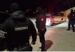 Po bëheshin gati të kryenin një vrasje në Sarandë, policia arreston pesë të dyshuar Po bëheshin gati të kryenin një vrasje në Sarandë, policia arreston pesë të dyshuar