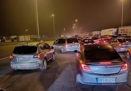 Pritje deri në 1 orë e gjysmë në pikën kufitare Muçibabë Pritje deri në 1 orë e gjysmë në pikën kufitare Muçibabë