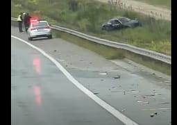 Aksident në autostradën “Ibrahim Rugova”, një veturë del komplet nga rruga Aksident në autostradën “Ibrahim Rugova”, një veturë del komplet nga rruga