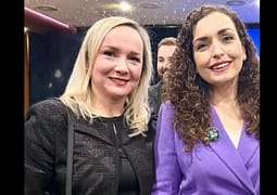 Vjosa Osmani prezanton Brikena Muharremin si pjesë të ekipit të saj Vjosa Osmani prezanton Brikena Muharremin si pjesë të ekipit të saj