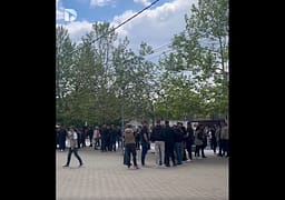 Arrestimet në Graçanicë për ndërhyrje në zgjedhje, serbët dalin në protesta në rrugë Arrestimet në Graçanicë për ndërhyrje në zgjedhje, serbët dalin në protesta në rrugë