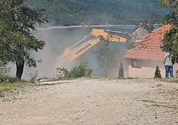 Pamje nga rrënimi i motelit “Jezero” në zonën e Ujmanit Pamje nga rrënimi i motelit “Jezero” në zonën e Ujmanit