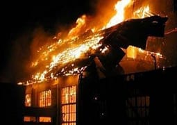Përfshihet nga zjarri një shtëpi në Mitrovicë, nuk ka të lënduar Përfshihet nga zjarri një shtëpi në Mitrovicë, nuk ka të lënduar