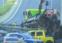 Dalin pamjet e aksidentit tragjik në Shqipëri ku humbën jetën dy persona Dalin pamjet e aksidentit tragjik në Shqipëri ku humbën jetën dy persona