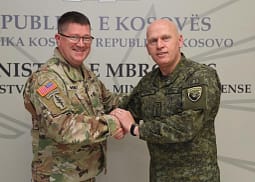 Gjenerali amerikan nga USEUCOM, takon komandantin e FSK’së në vizitën e tij të fundit: E falënderon për koordinimin dhe bashkëpunimin Gjenerali amerikan nga USEUCOM, takon komandantin e FSK’së në vizitën e tij të fundit: E falënderon për koordinimin dhe bashkëpunimin