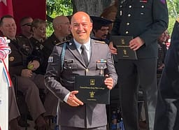 Nënkoloneli i FSK-së diplomon me sukses superior në ShBA Nënkoloneli i FSK-së diplomon me sukses superior në ShBA