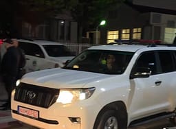 Pjesëtarët e Njësisë Speciale largohen nga Skënderaj pak pasi u shpërndan qytëtarët që protestuan Pjesëtarët e Njësisë Speciale largohen nga Skënderaj pak pasi u shpërndan qytëtarët që protestuan