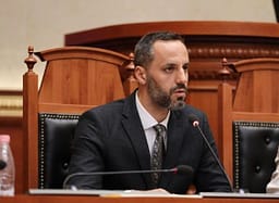 “Policia përdori lëndë që përdoren në BE dhe SHBA”, Lamallari: Partia e skuthave po paguan mercenarë “Policia përdori lëndë që përdoren në BE dhe SHBA”, Lamallari: Partia e skuthave po paguan mercenarë