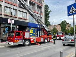 Bie fasada nga objekti ku janë zyrat e OVL UÇK-së në Prishtinë Bie fasada nga objekti ku janë zyrat e OVL UÇK-së në Prishtinë