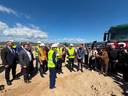 Vendoset gurthemeli në Mitrovicë, Kurti premton mbi 30 milionë euro investime për 14 parqe industriale në Kosovë Vendoset gurthemeli në Mitrovicë, Kurti premton mbi 30 milionë euro investime për 14 parqe industriale në Kosovë