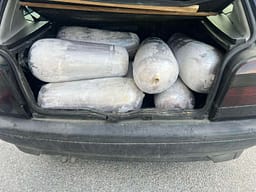 Kapen 200 kg dyner në Glloboçicë, po barteshin në kushte të tmerrshme, Dogana: Mund të prekeshin mijëra qytetarë Kapen 200 kg dyner në Glloboçicë, po barteshin në kushte të tmerrshme, Dogana: Mund të prekeshin mijëra qytetarë