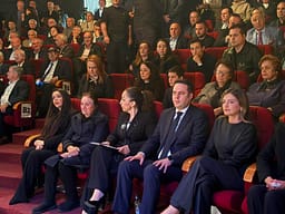 Nis mbledhja komemorative për Alush Gashin, Osmani e Abdixhiku shkruajnë në librin e zisë Nis mbledhja komemorative për Alush Gashin, Osmani e Abdixhiku shkruajnë në librin e zisë