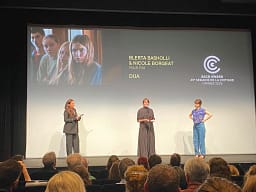 Ambasada e Francës uron regjisoren kosovare dhe ekipin e filmit “DUA” që fitoi çmim në Festivalin e Kanës: Sukses i madh Ambasada e Francës uron regjisoren kosovare dhe ekipin e filmit “DUA” që fitoi çmim në Festivalin e Kanës: Sukses i madh