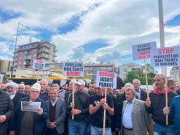 Nis protesta para Ministrisë së Mjedisit kundër ndalimit të shërbimeve ndërtimore në Rugovë Nis protesta para Ministrisë së Mjedisit kundër ndalimit të shërbimeve ndërtimore në Rugovë