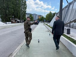 Hamilton publikon fotografi duke kaluar Urën e Ibrit me ekipin e KFOR që e monitoron Veriun, falënderon partnerët e NATO’s Hamilton publikon fotografi duke kaluar Urën e Ibrit me ekipin e KFOR që e monitoron Veriun, falënderon partnerët e NATO’s