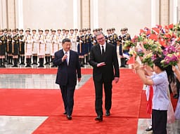 Xi e shpërblen Vuçiqin me “Medaljen e Miqësisë” gjatë vizitës së tij në Pekin Xi e shpërblen Vuçiqin me “Medaljen e Miqësisë” gjatë vizitës së tij në Pekin