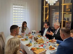 Kurti shkon te familja e heroit Afrim Bunjaku për drekën e Bajramit Kurti shkon te familja e heroit Afrim Bunjaku për drekën e Bajramit