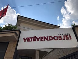 Supremja njofton se ka refuzuar një ankesë të LVV-së për një tubim në sheshin “Skënderbeu” Supremja njofton se ka refuzuar një ankesë të LVV-së për një tubim në sheshin “Skënderbeu”