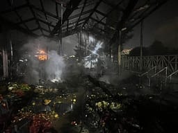 Zjarr në tregun e fruta-perimeve në Lushnjë, digjen çatia dhe mallrat Zjarr në tregun e fruta-perimeve në Lushnjë, digjen çatia dhe mallrat